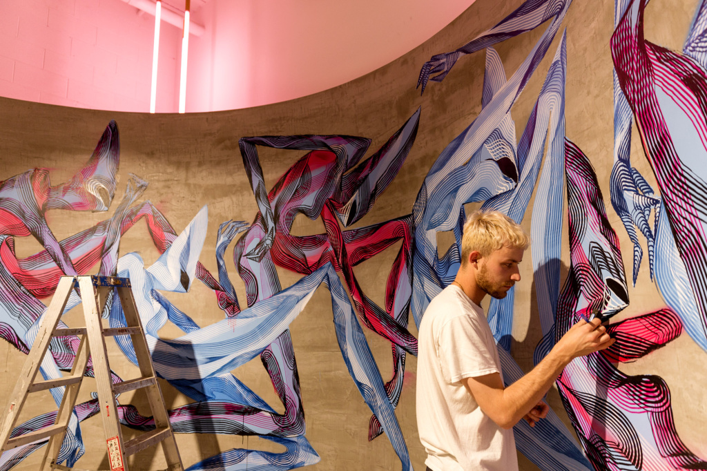Shida mural The Curve Ironlak Art and Design Sydney Photo: Luke Shirlaw